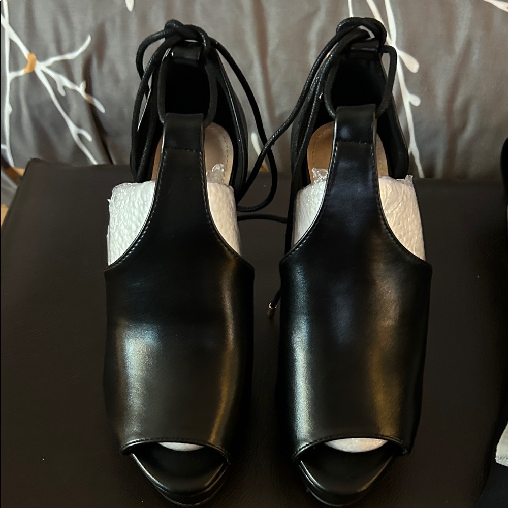 Chic Black Women's Heels - Picture 3 of 5